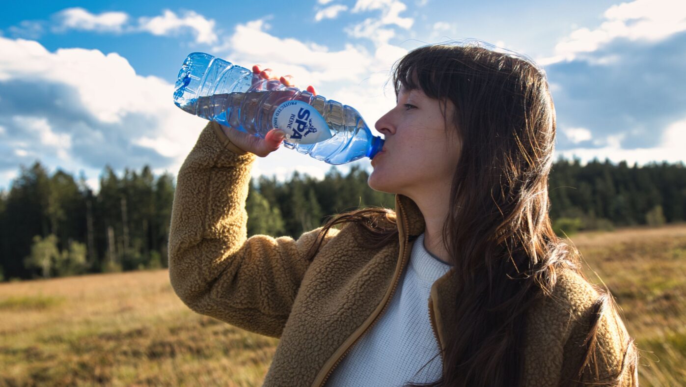 Vrouw drinkt SPA® Reine
