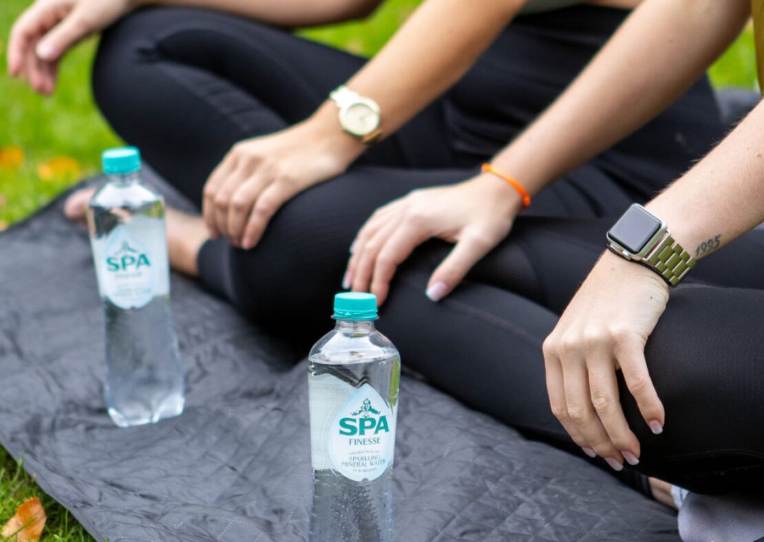 SPA® Finesse sur un tapis de yoga